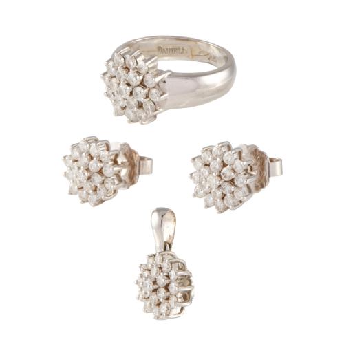 Conjunto de pendientes, colgante y sortija con diamantes