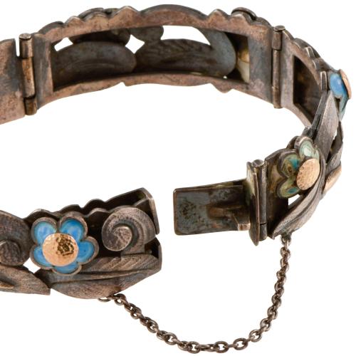 Pulsera modernista con esmalte.