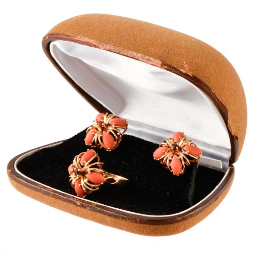 Conjunto de anillo y pendientes en coral