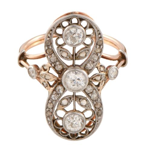 Anillo noucentisa con diamantes.