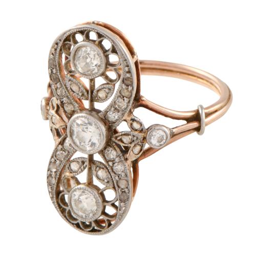 Anillo noucentisa con diamantes.