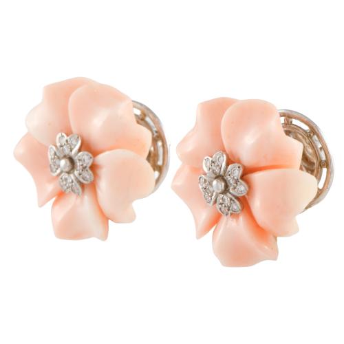 Pendientes en forma de flor con coral y diamantes.