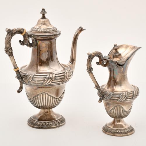 Juego de cafetera y lechera portuguesas, 1886 - 1913.