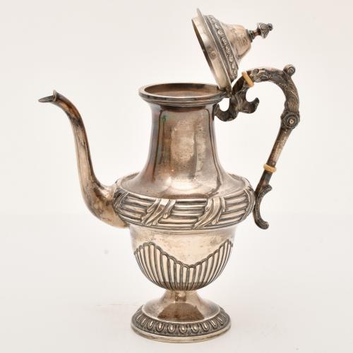 Portuguese coffee pot and milk jug set, 1886-1913.