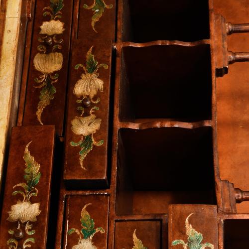 Cabinet escritorio estilo Reina Ana, segunda mitad siglo XX.