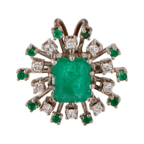 Colgante con esmeralda central y rosetón de diamantes y esmeraldas.