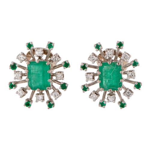 Pendientes con esmeralda central, rosetón de diamantes y esmeraldas.