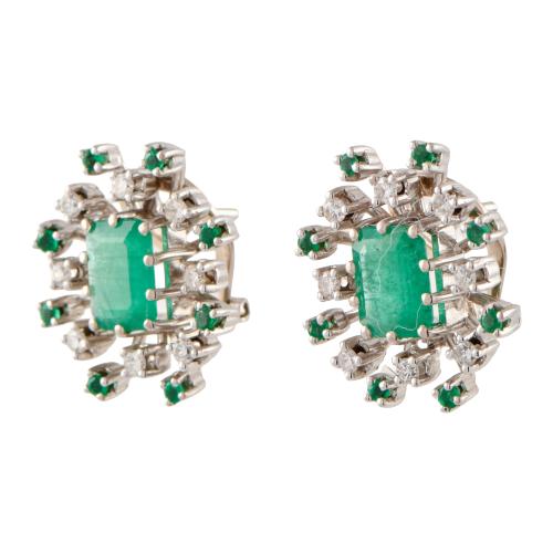 Pendientes con esmeralda central, rosetón de diamantes y es