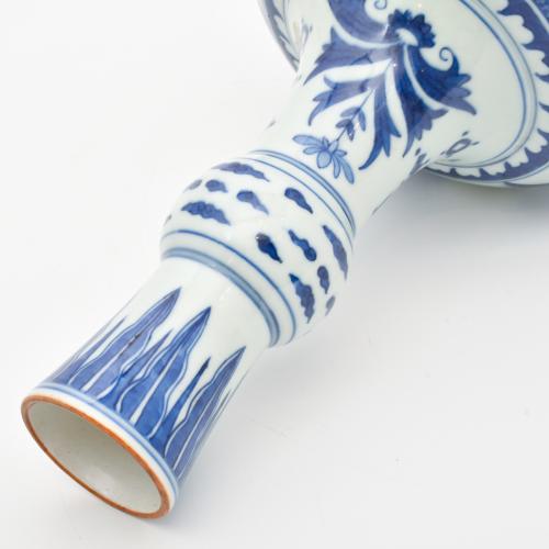 ESCUELA CHINA, SIGLO XX. Jarrón de cuello largo estilo Yong
