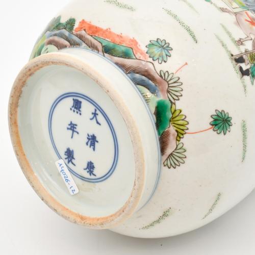 ESCUELA CHINA, SIGLO XX. Jarrón estilo Wucai. 