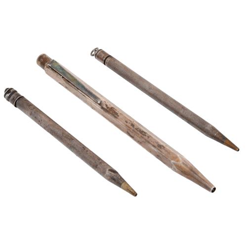 Lote de dos portaminas y bolígrafo.