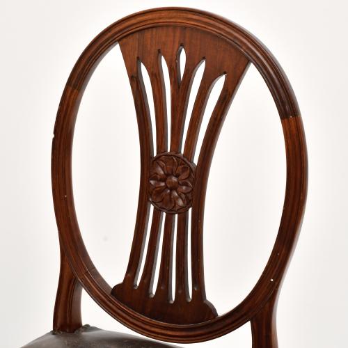 Conjunto de seis sillas y dos sillones. 