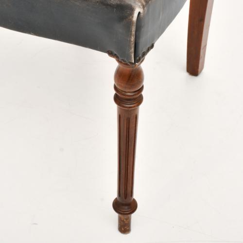 Conjunto de seis sillas y dos sillones. 