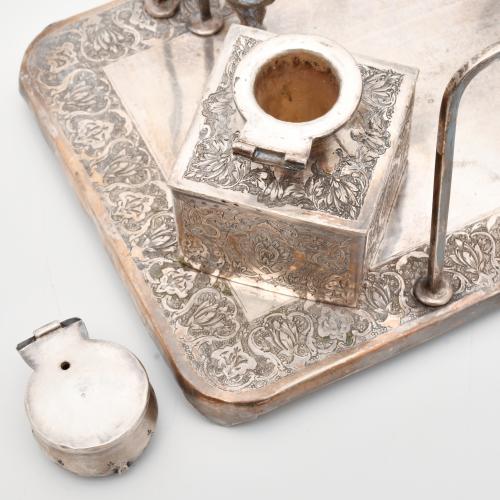 Escribanía de inspiración oriental en plata, siglo XX. 