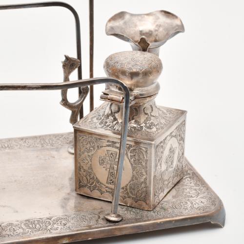 Escribanía de inspiración oriental en plata, siglo XX. 