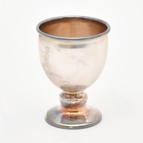 Lote con doce copas de licor y dos bandejas peruanas, siglo