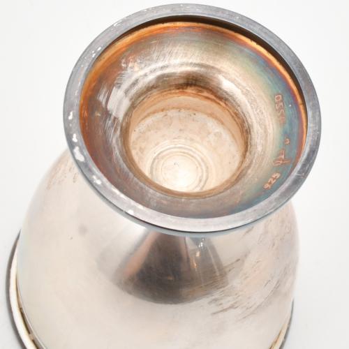 Lote con doce copas de licor y dos bandejas peruanas, siglo