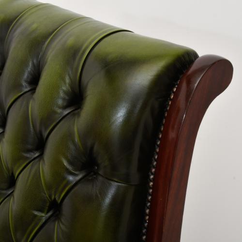VALENTÍ. Sillón con otomana. 