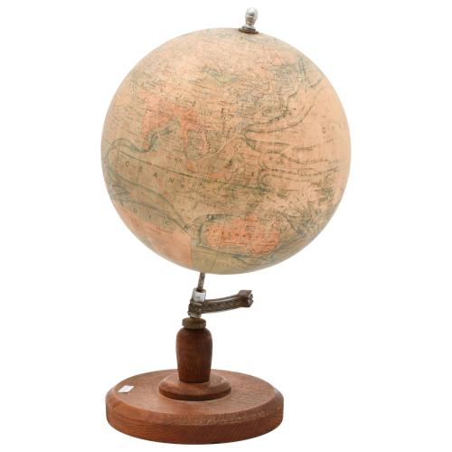 Globo terraqueo francés, segunda mitad siglo XX. . 
