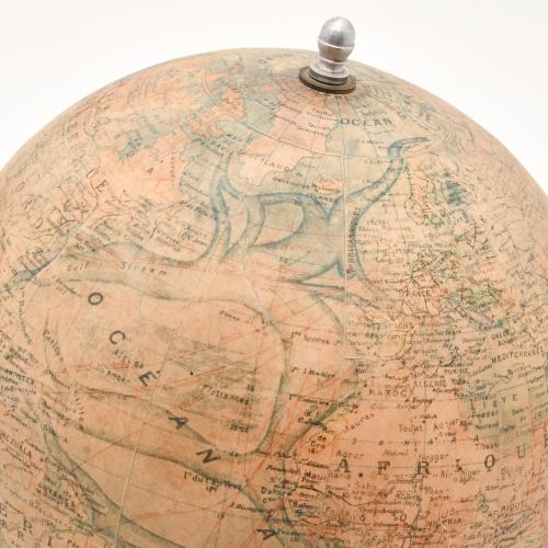 Globo terraqueo francés, segunda mitad siglo XX. . 