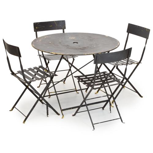 Conjunto de mesa y cuatro sillas de jardín, siglo XX.
