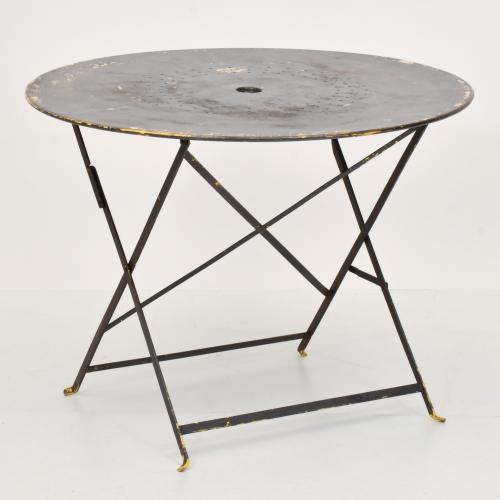 Conjunto de mesa y cuatro sillas de jardín, siglo XX.