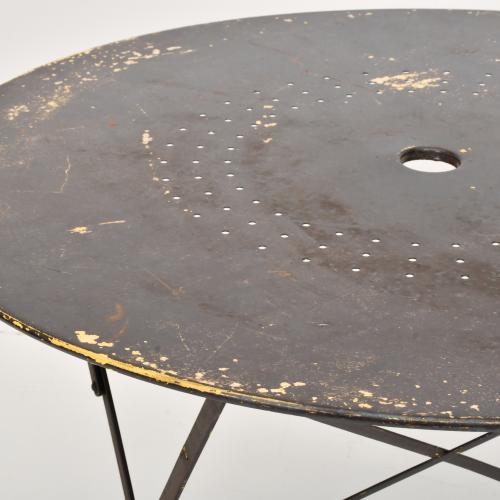 Conjunto de mesa y cuatro sillas de jardín, siglo XX.