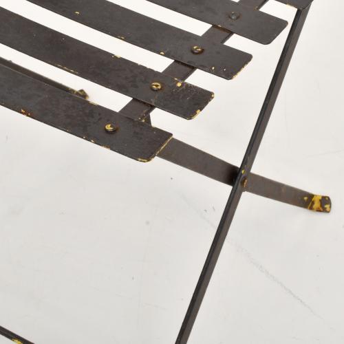 Conjunto de mesa y cuatro sillas de jardín, siglo XX.