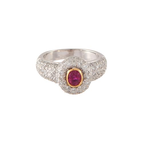 Anillo con rubí orlado de diamantes.