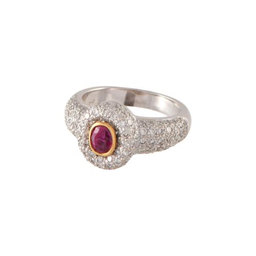 Anillo con rubí orlado de diamantes.