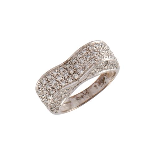Anillo con pavé de diamantes.