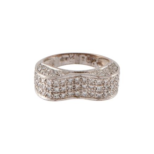 Anillo con pavé de diamantes.