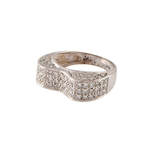 Anillo con pavé de diamantes.