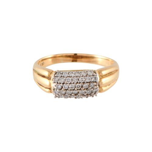 Anillo tipo sello con diamantes.