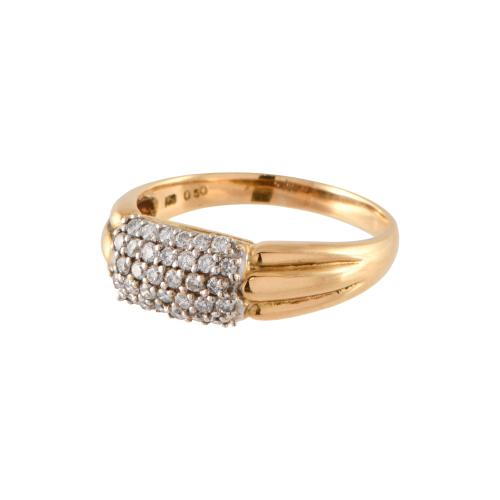Anillo tipo sello con diamantes.