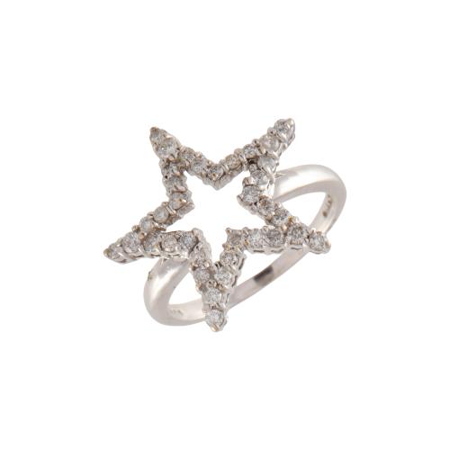 SIGUIENDO MODELOS DE CHANEL, Anillo en forma de estrella con diamantes.