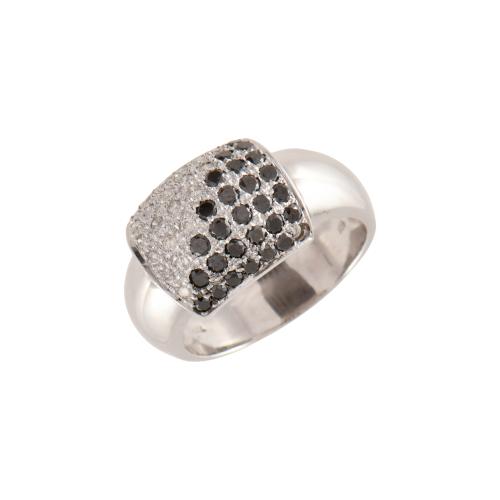 Anillo tipo sello con diamantes bicolor.