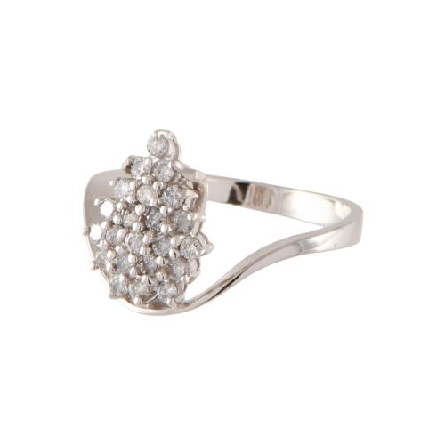 Anillo en forma de gota con diamantes.