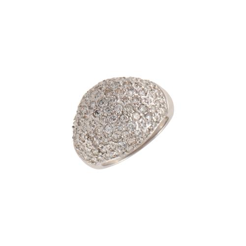 Anillo bombé con pavé de diamantes.
