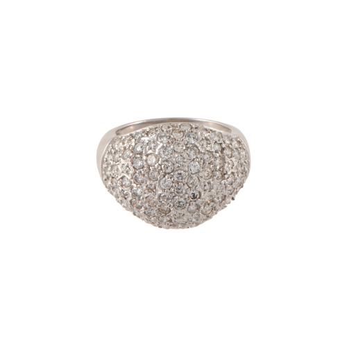 Anillo bombé con pavé de diamantes.