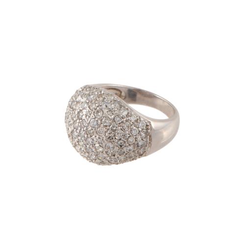Anillo bombé con pavé de diamantes.