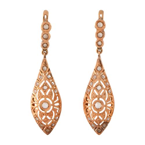 Pendientes noucentistas con diamantes.