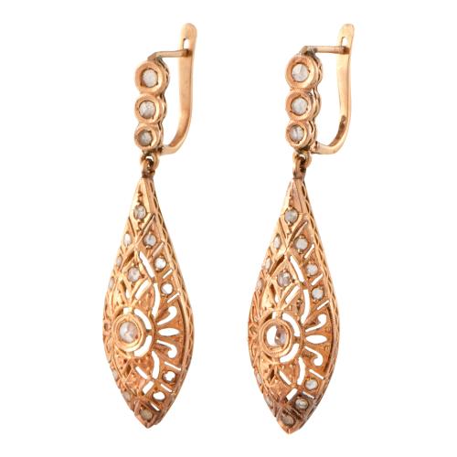 Pendientes noucentistas con diamantes.