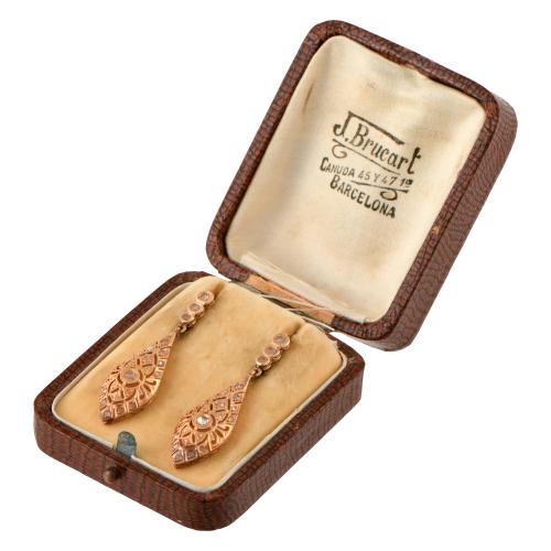 Pendientes noucentistas con diamantes.