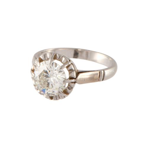 Anillo solitario con diamante.