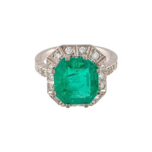 Anillo estilo art déco con esmeralda y rosetón de diamantes.