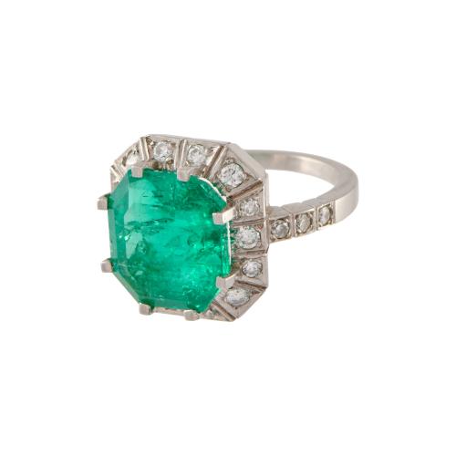 Anillo estilo art déco con esmeralda y rosetón de diamantes.