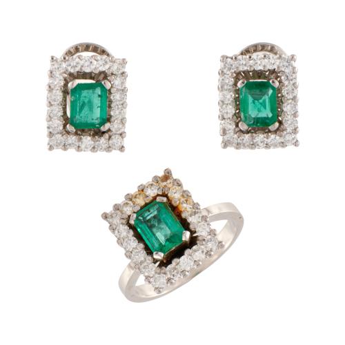 Conjunto de anillo y pendientes con esmeraldas y rosetón cuadrado de diamantes.