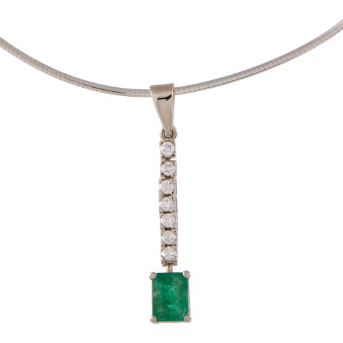Collar con colgante de esmeralda y diamantes.