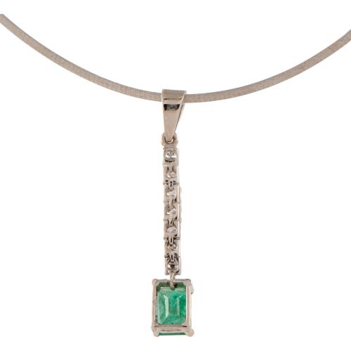 Collar con colgante de esmeralda y diamantes.